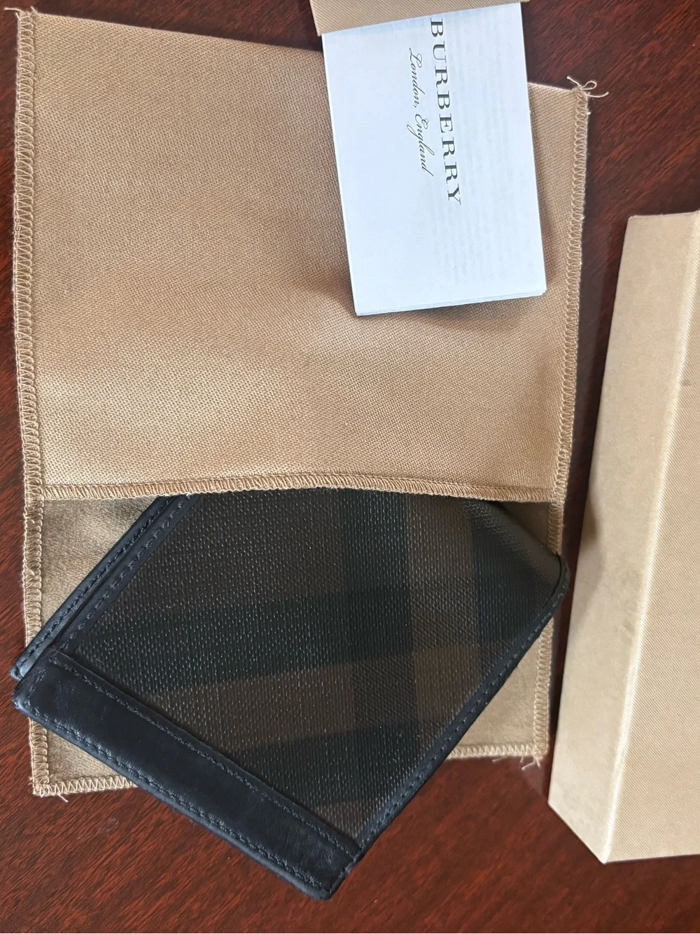 Burberry compact slim